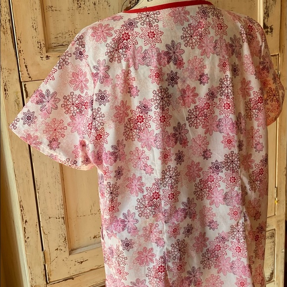 SEASONAL Red & White SNOWFLAKES Women’s UA ButterSoft Size LARGE Scrub Top ❄️ - Picture 4 of 15